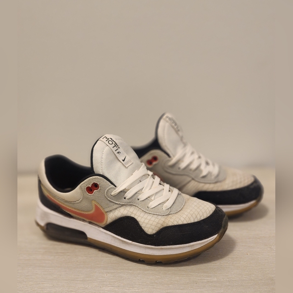 Nike Kids Airmax Sneakers - Cream, Black, and Orange soze:7Y